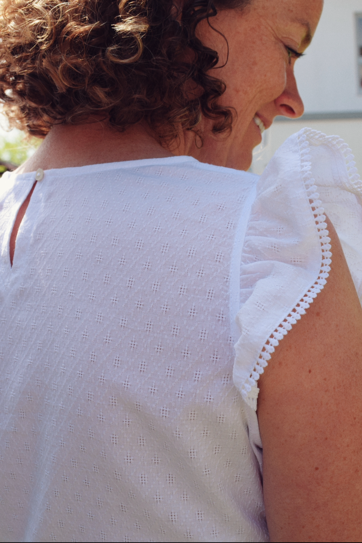 Weiße Bluse von hinten fotografiert