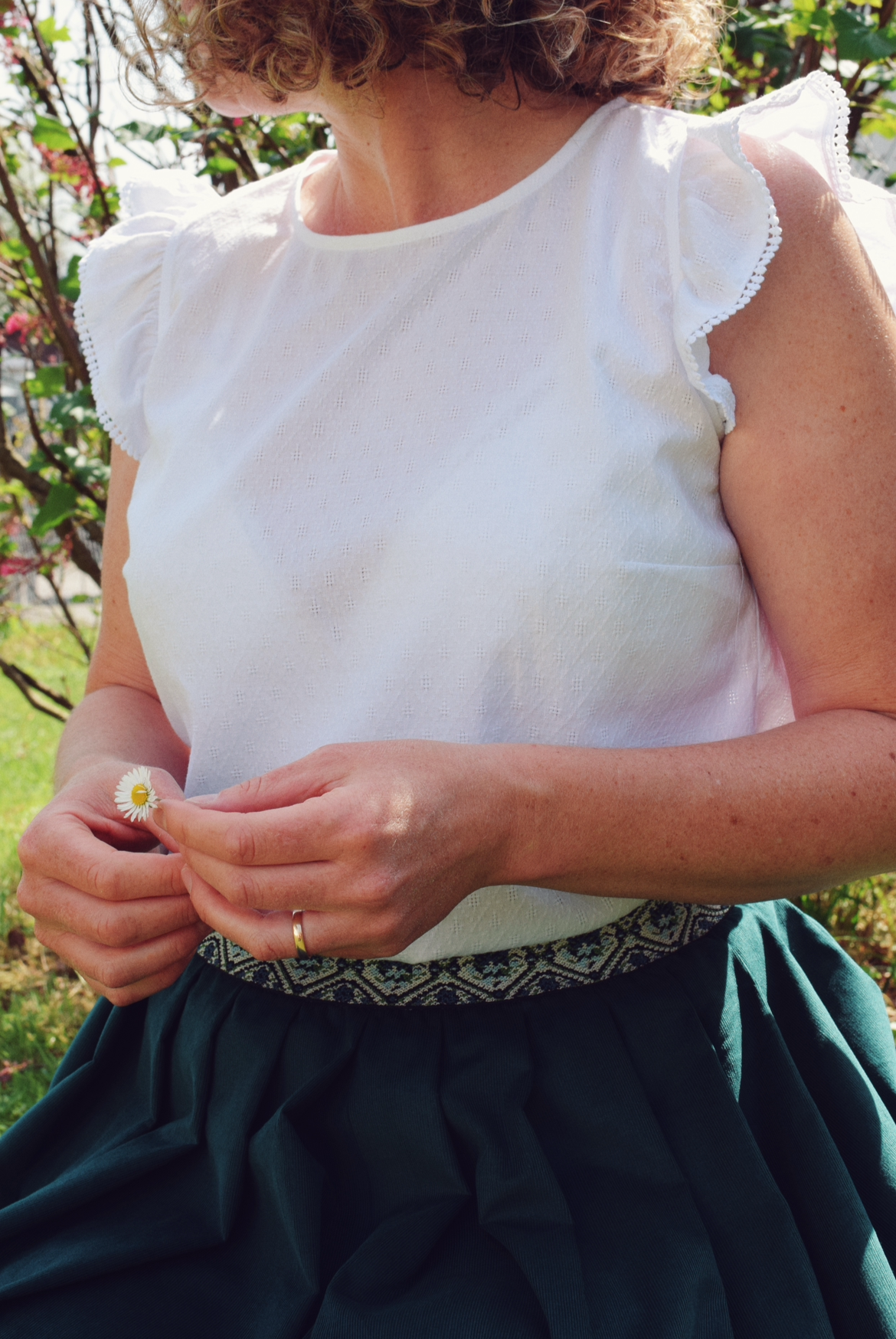 Frau mit Rock und weißer Bluse