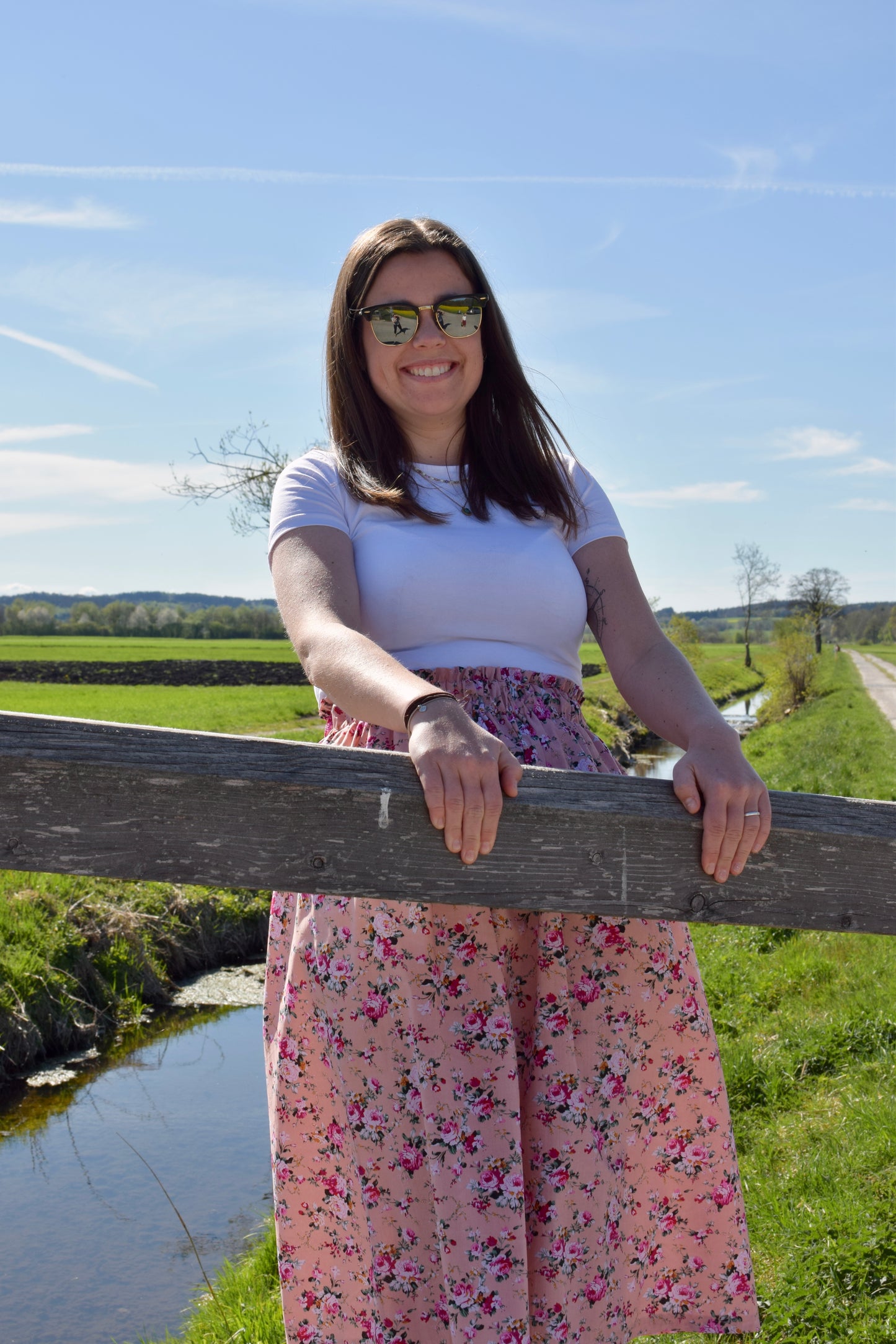 Frau mit blumigen Sommerrock in rosa