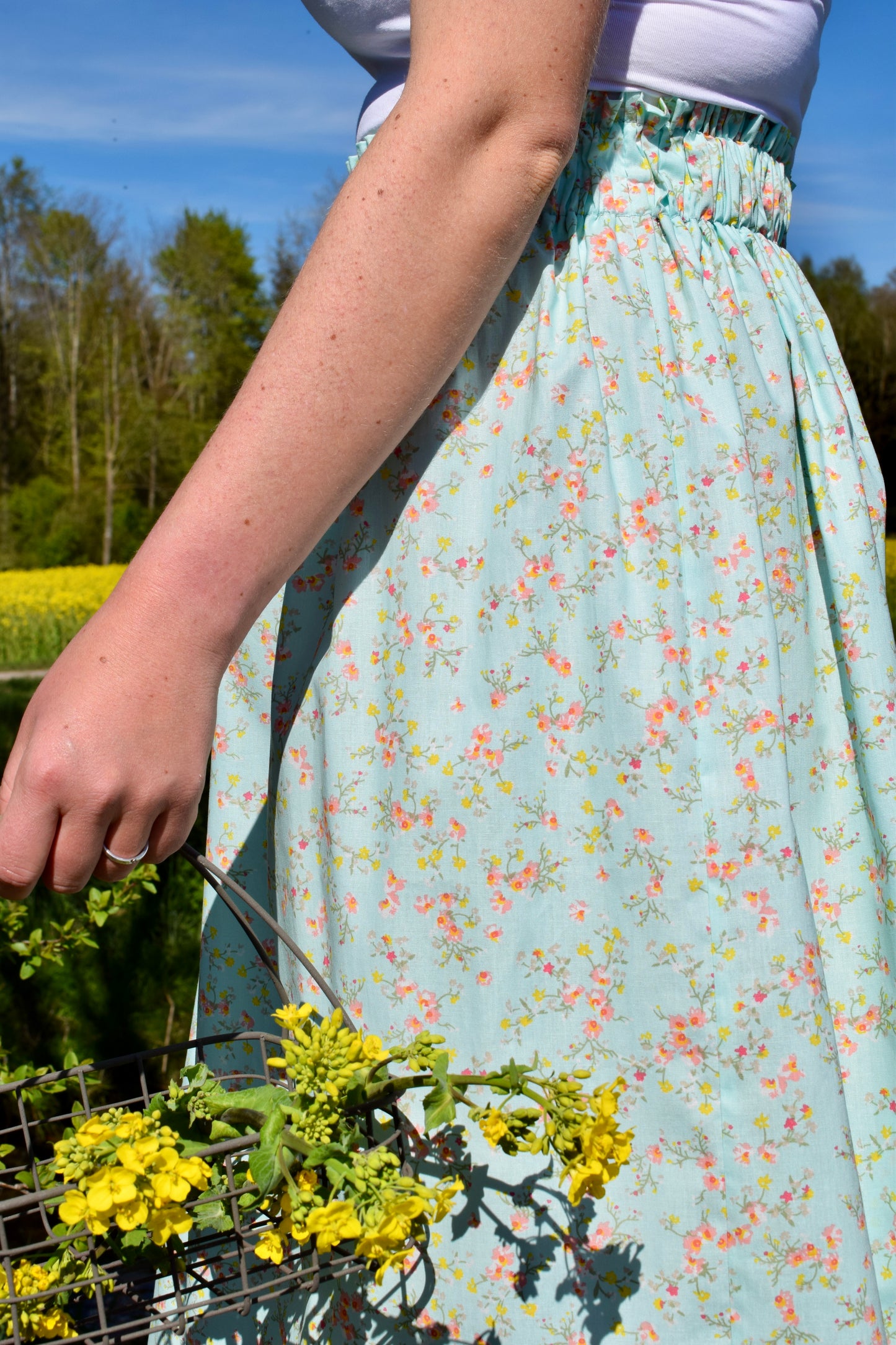 Frau mit Blumenrock