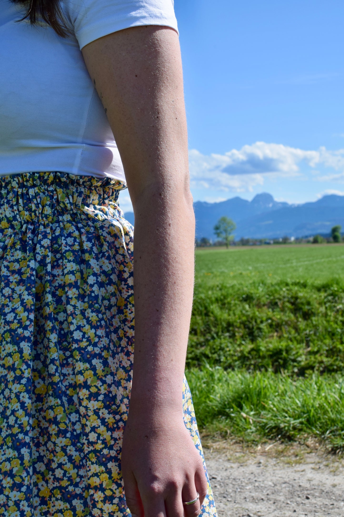 Frau vor einem Feld