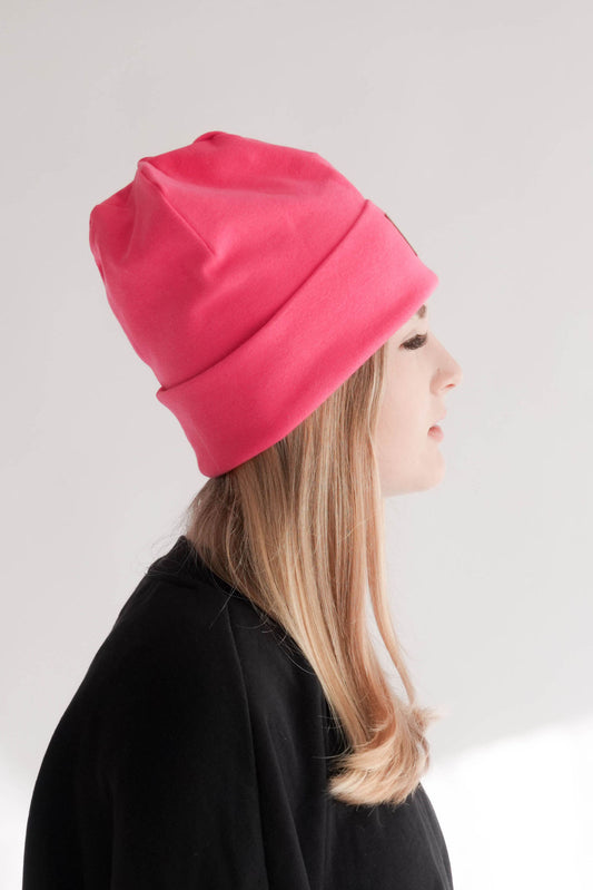 Frau mit pinker Mütze Seitenansicht