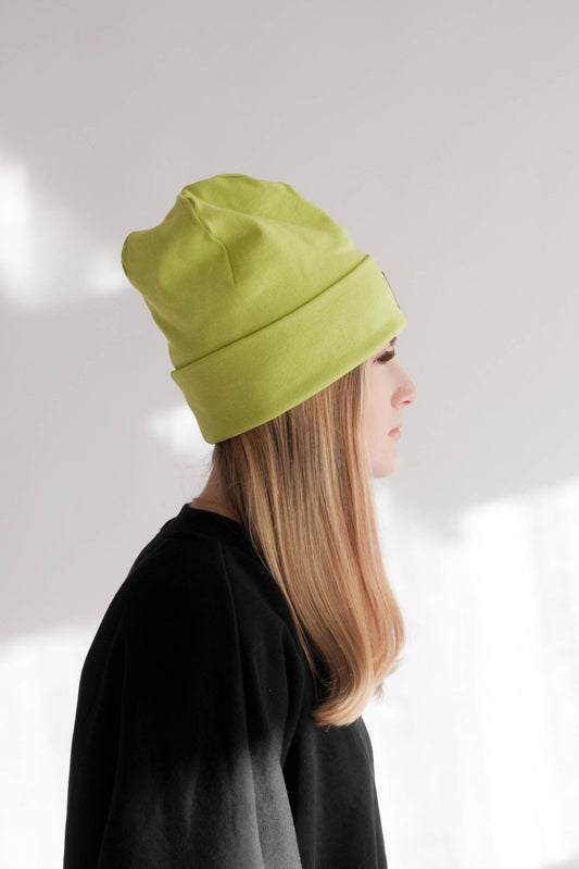 Frau mit grüner Mütze Seitenansicht