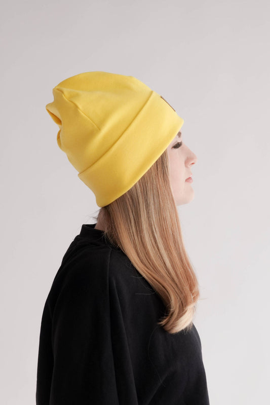 Frau mit gelber Mütze Seitenansicht