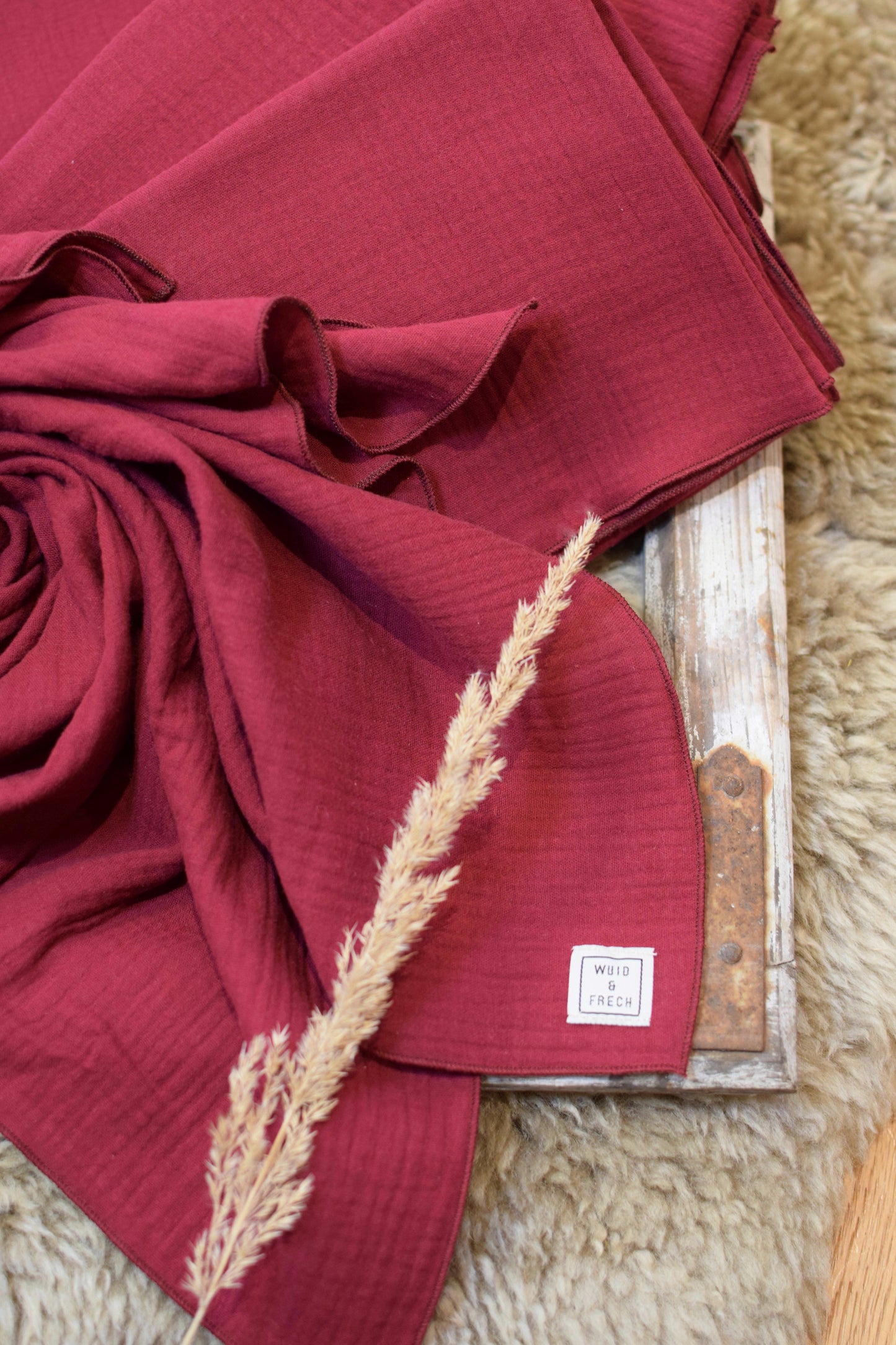 MusselinTuch rot am Boden