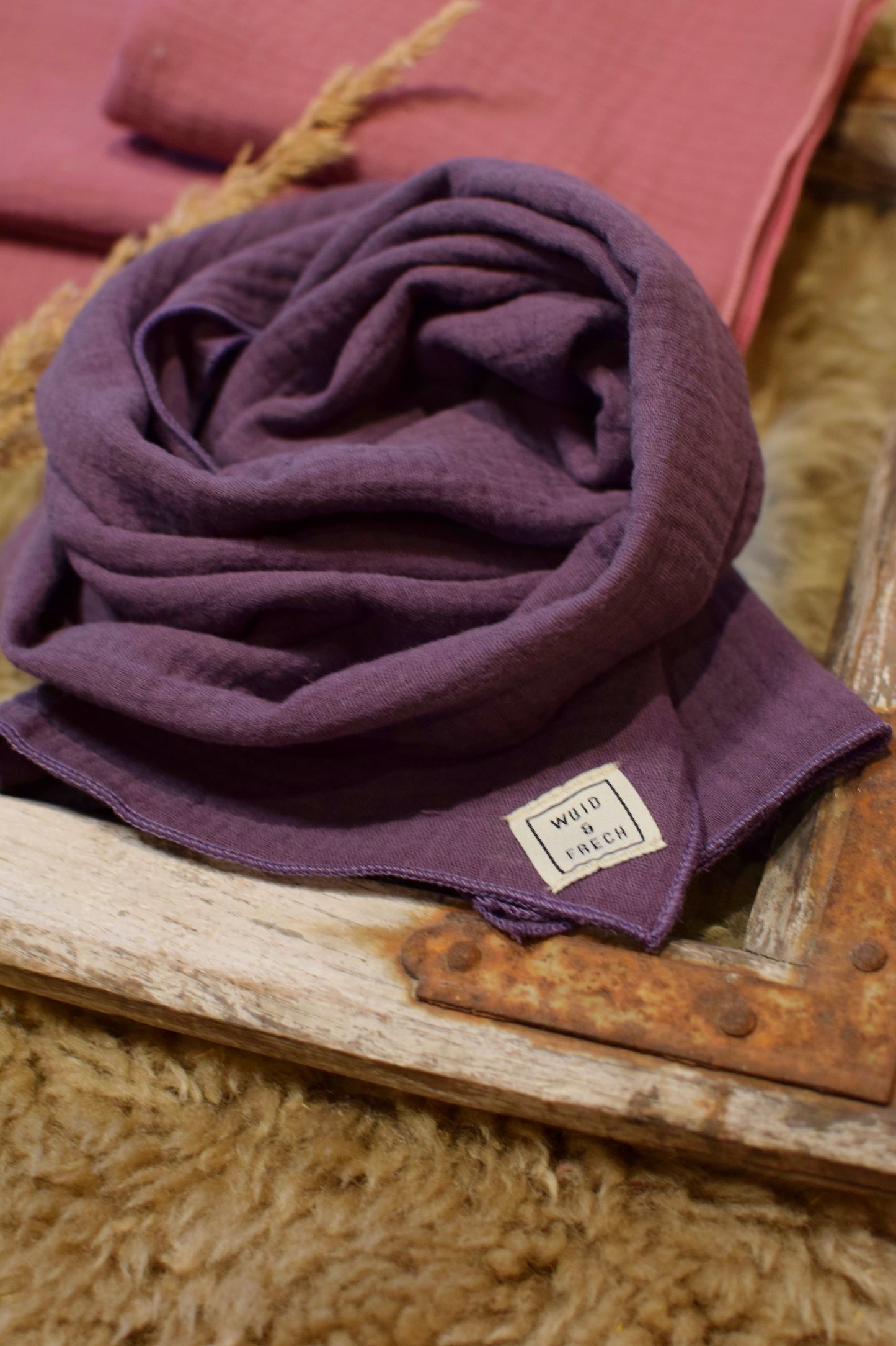 Lila Tuch auf altem Fenster am Boden