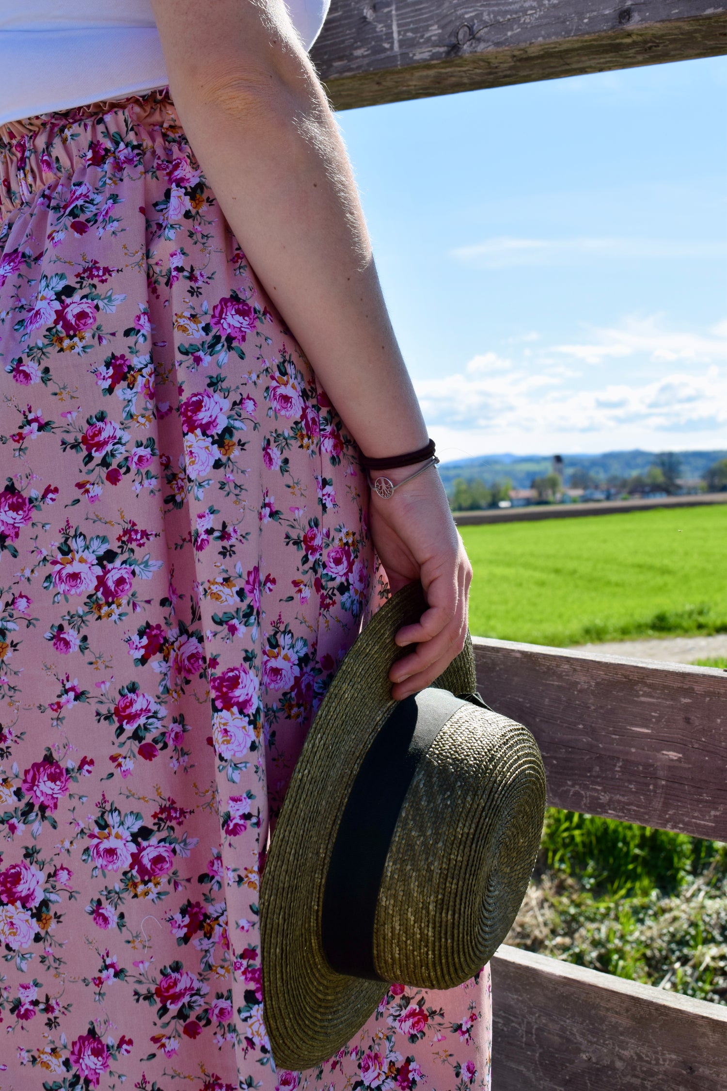 Frau mit rosa Sommerrock und Hut