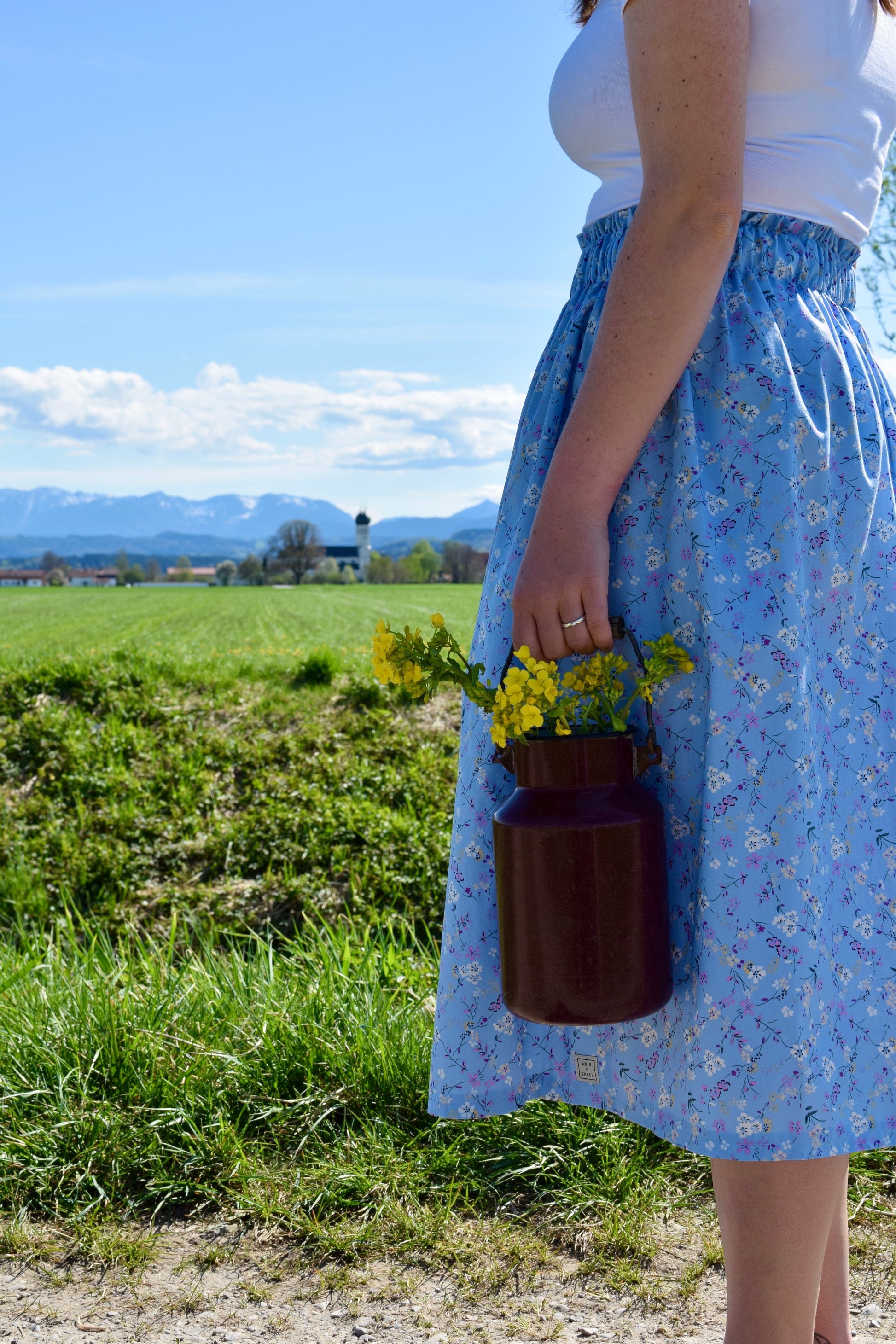 Frau mit Milchkanne und Damenrock