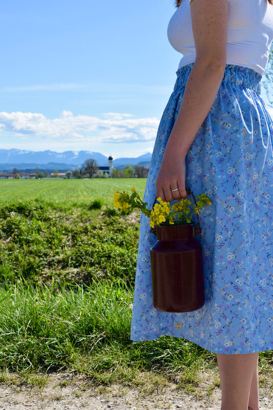 Frau mit Milchkanne und Damenrock