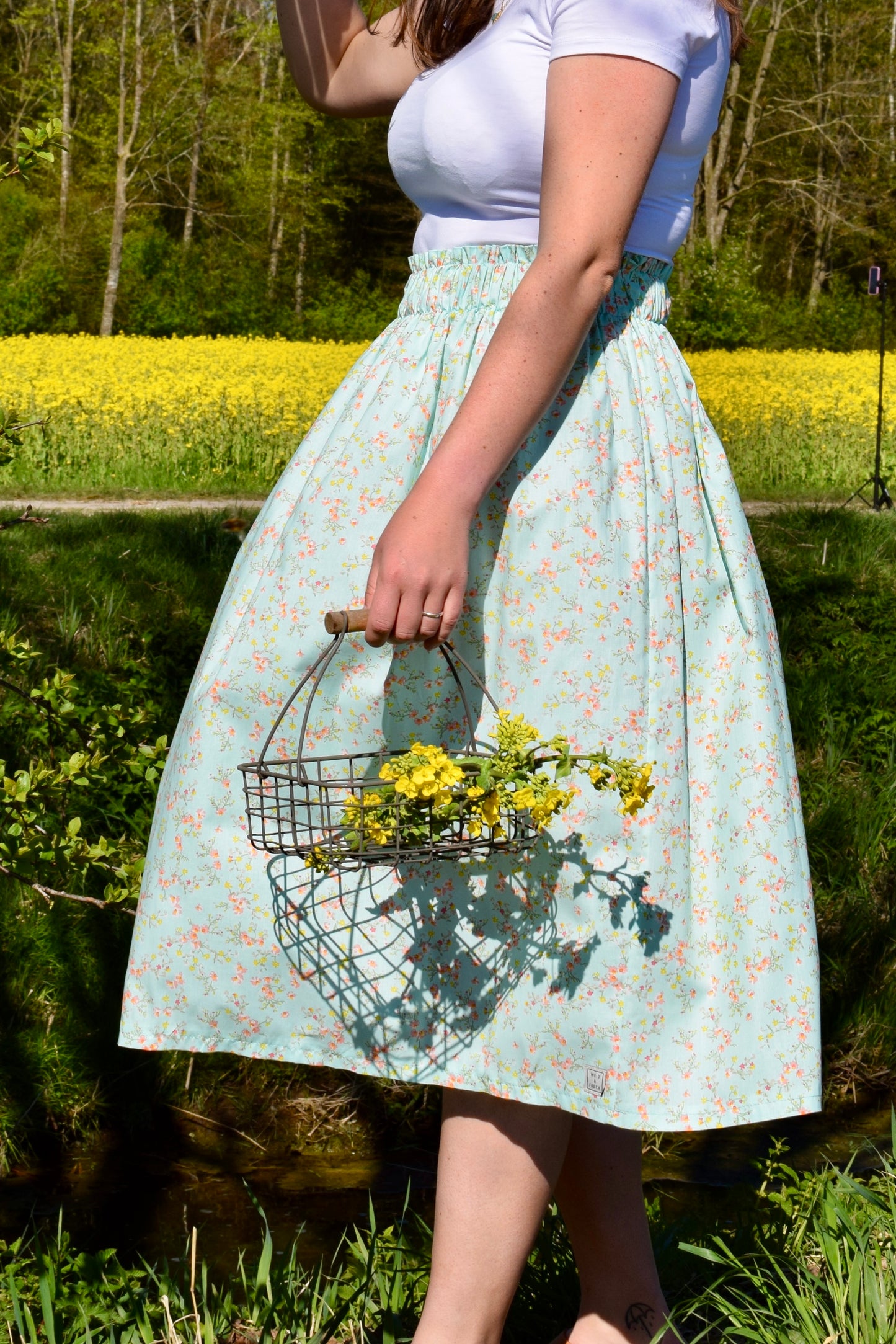Frau mit Rock und Blumen