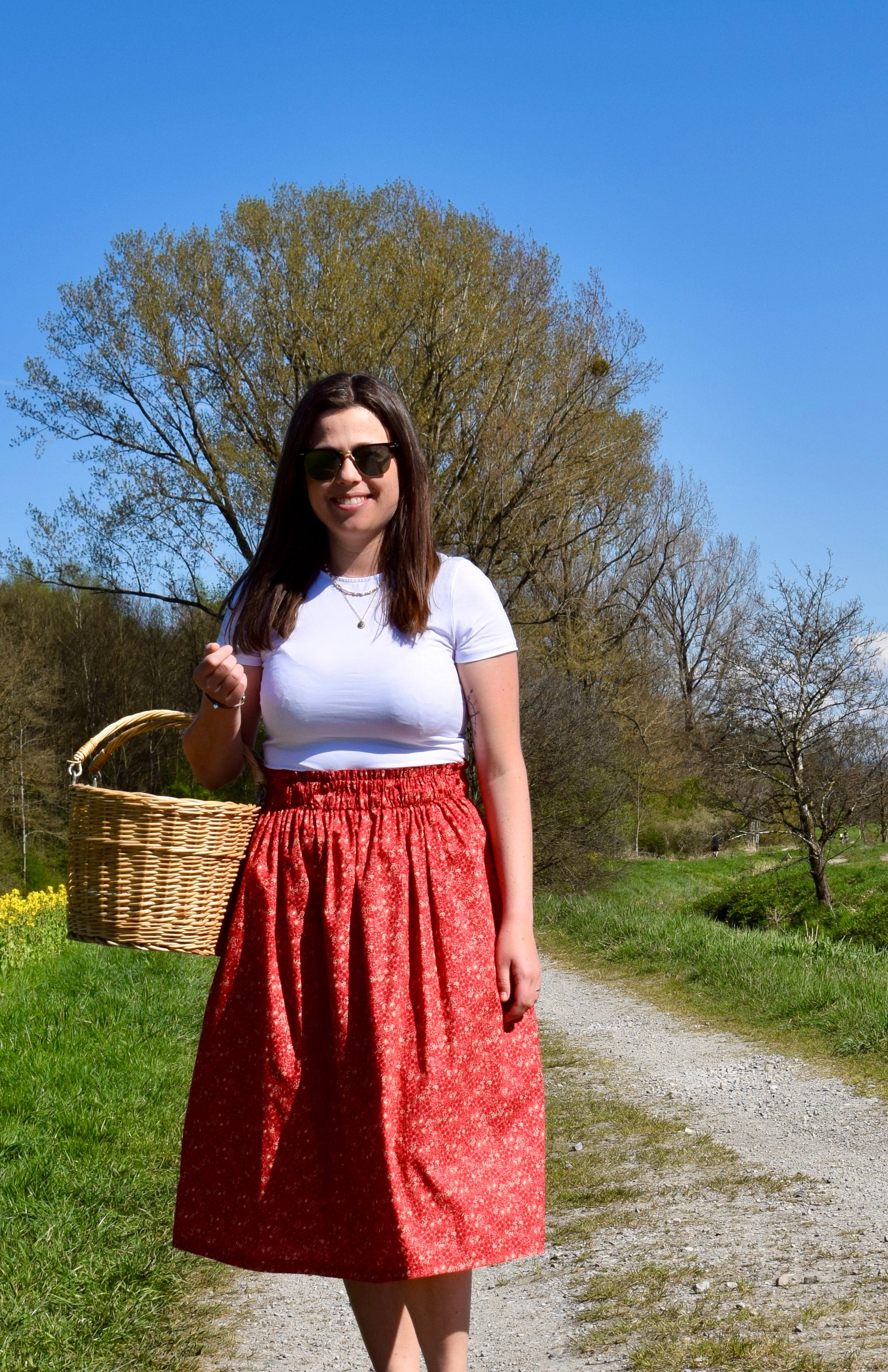 Frau mit roten Rock auf Weg