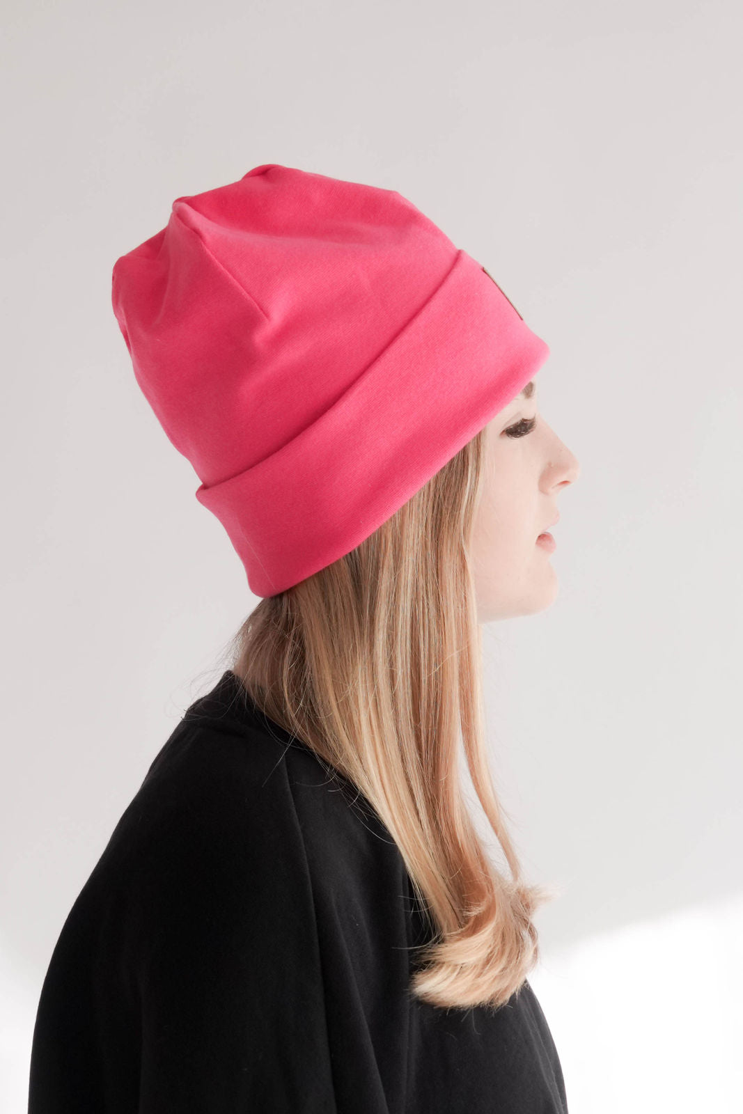 Frau mit pinker Mütze Seitenansicht 