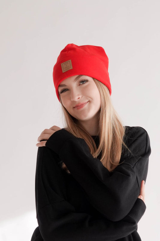 Frau mit roter Mütze Frontansicht