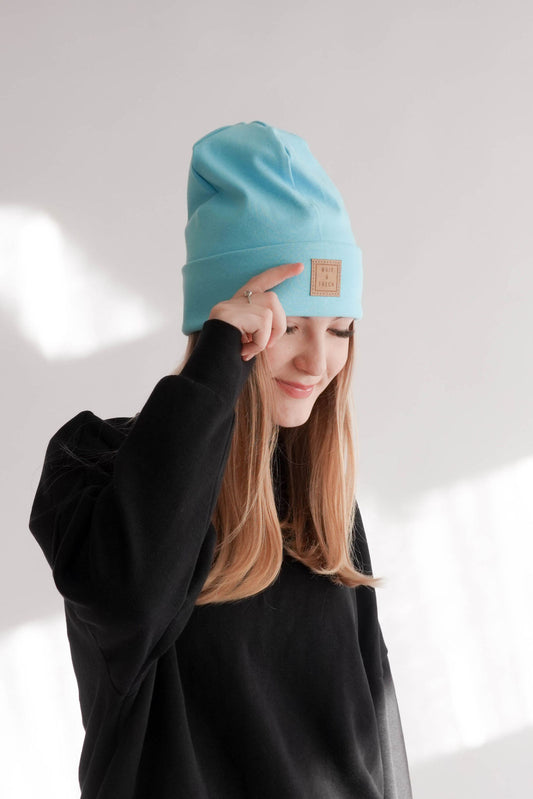 Frau mit hellblauer Mütze Frontansicht