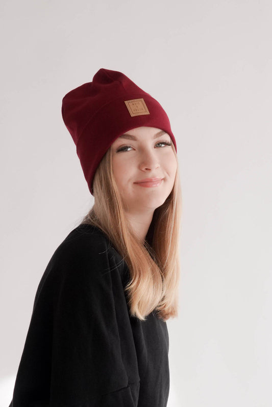 Frau mit roter Mütze Frontansicht