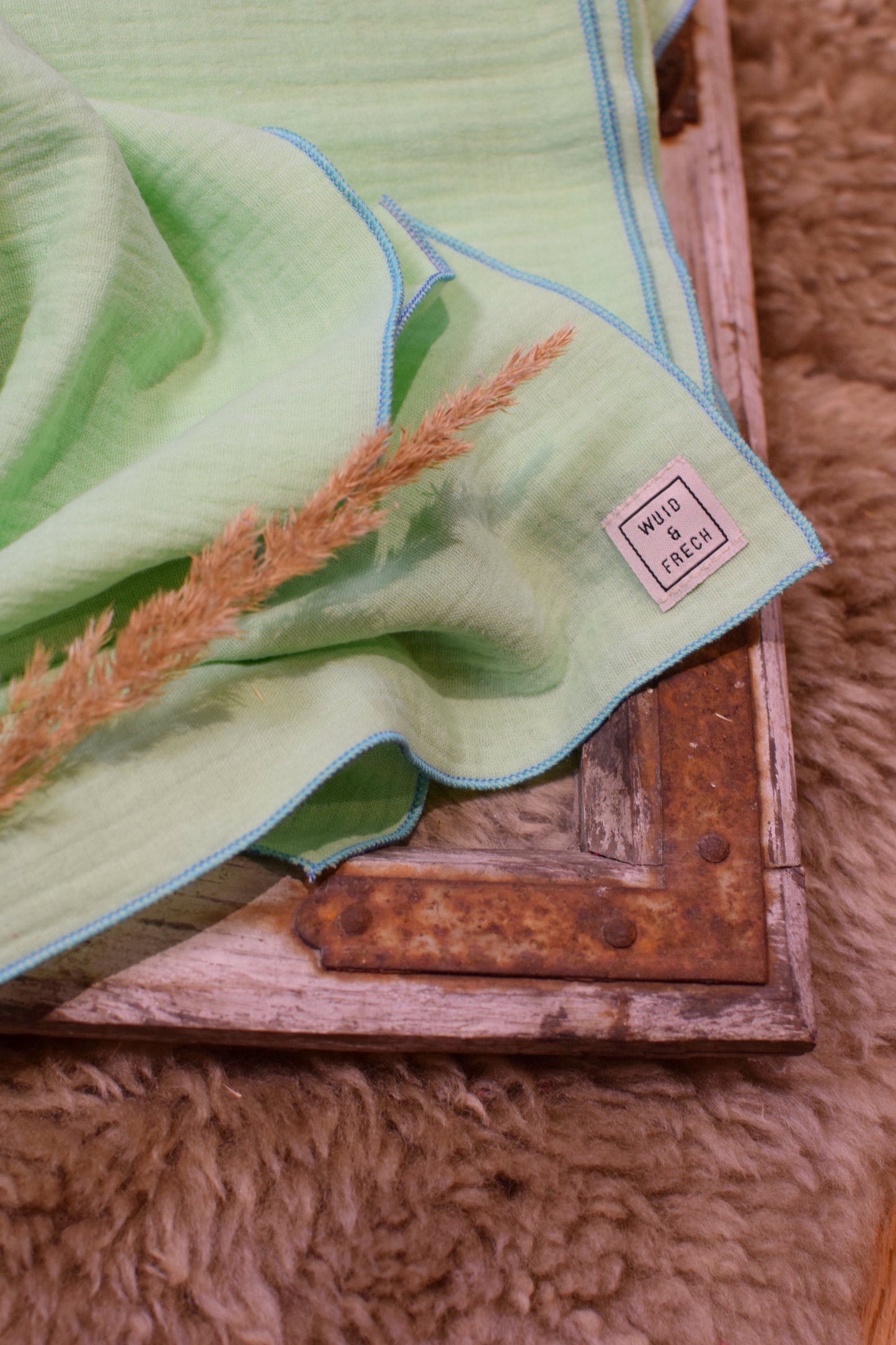 Musselin Tuch mint am Boden