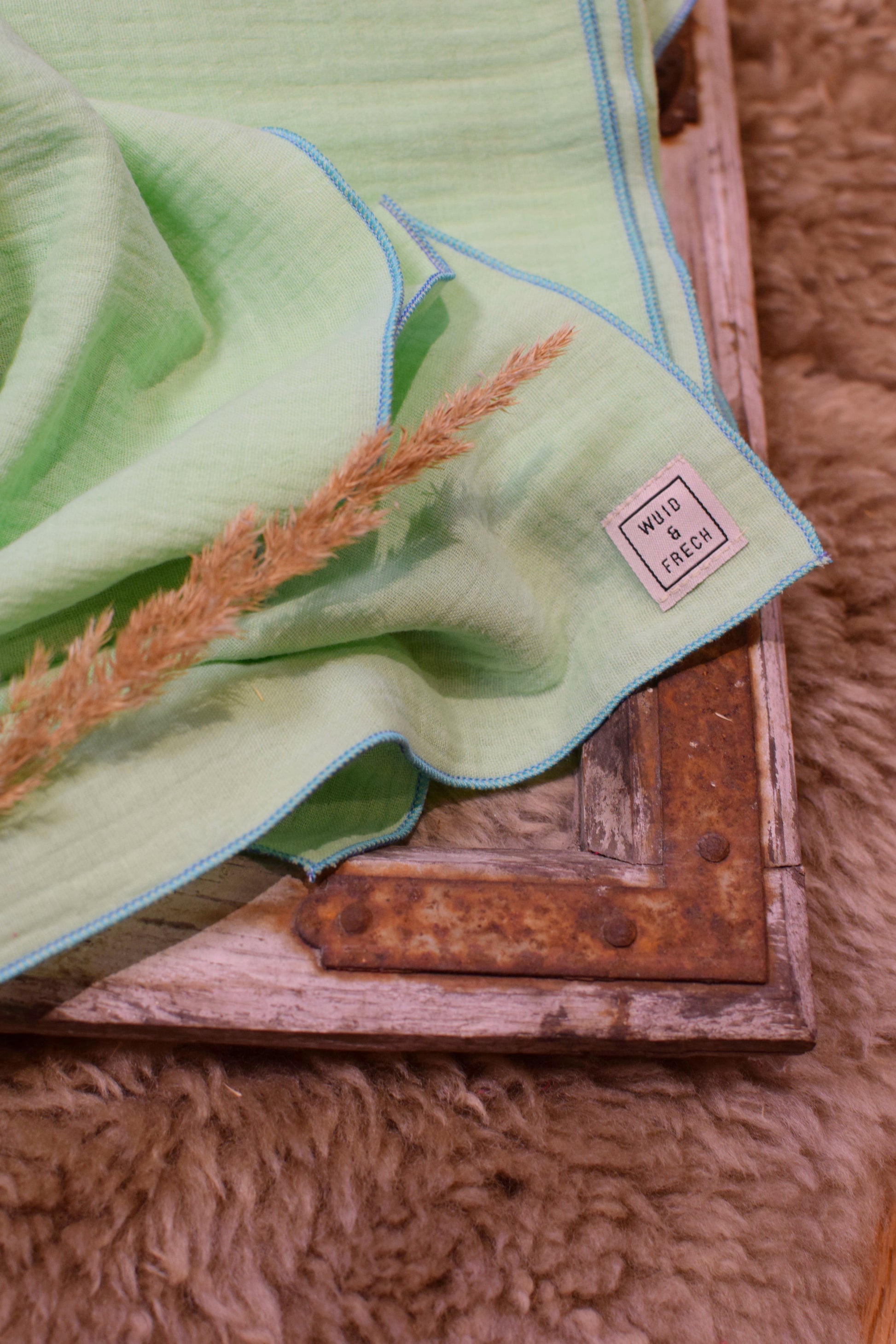 Musselin Tuch mint am Boden