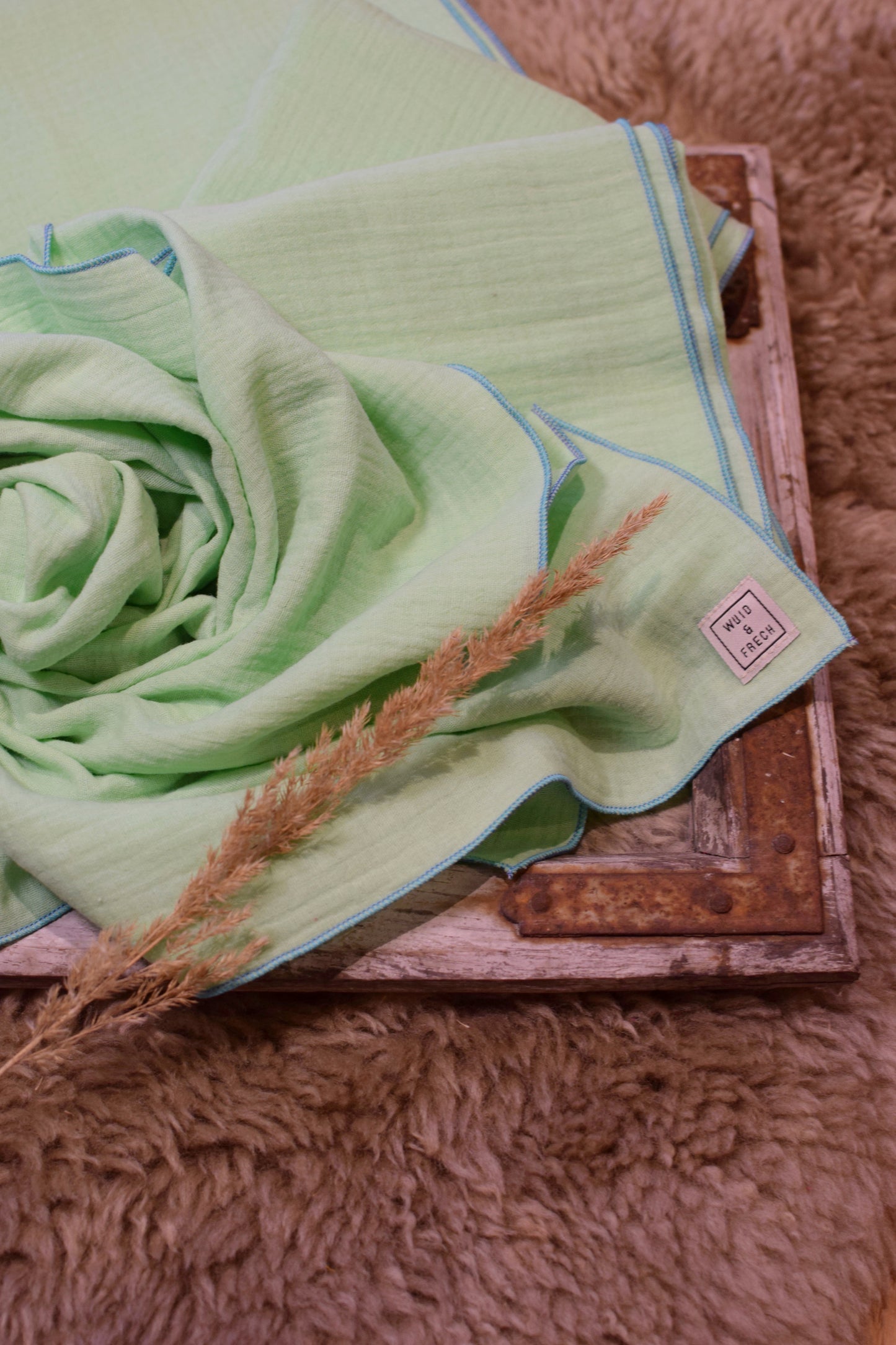 Musselin Tuch mint am Boden