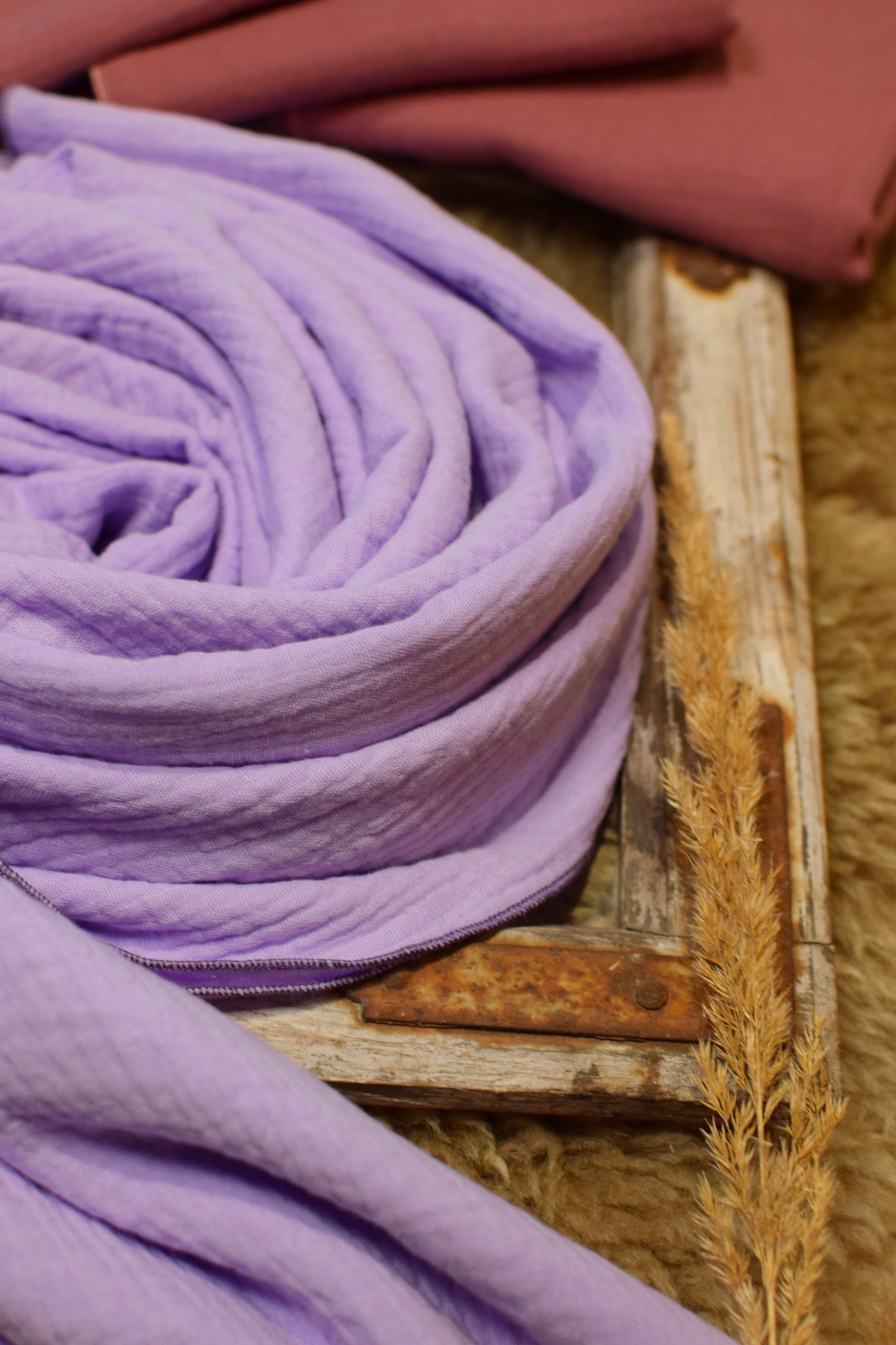 Flieder Musselintuch am Boden