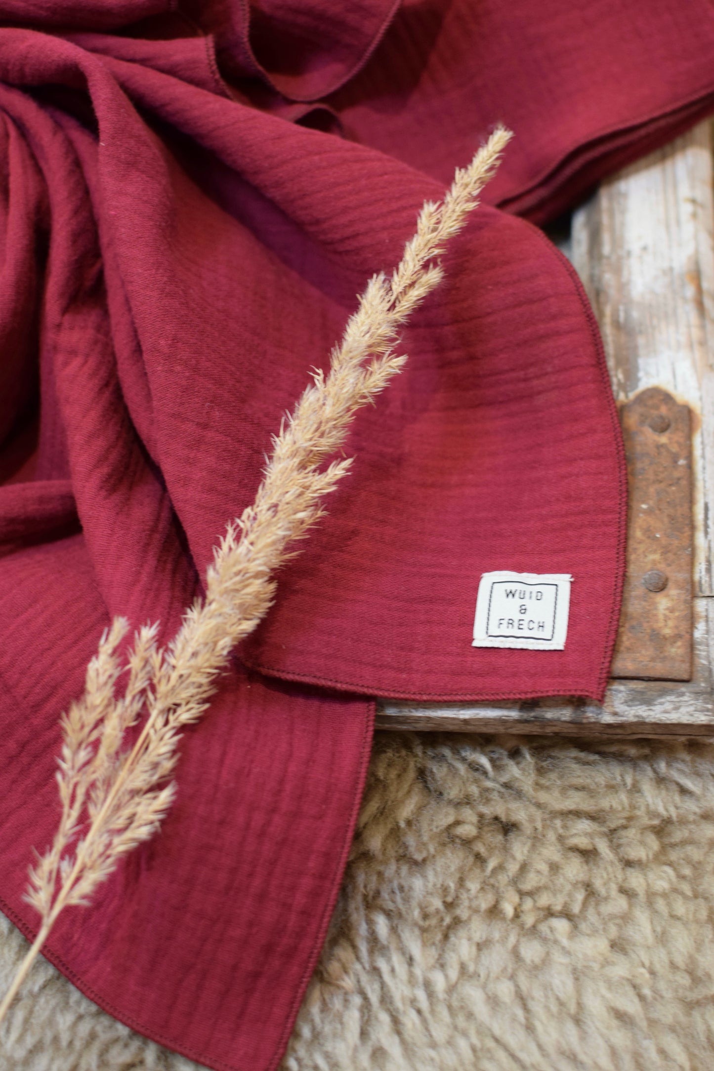 Rotes Musselintuch am Boden