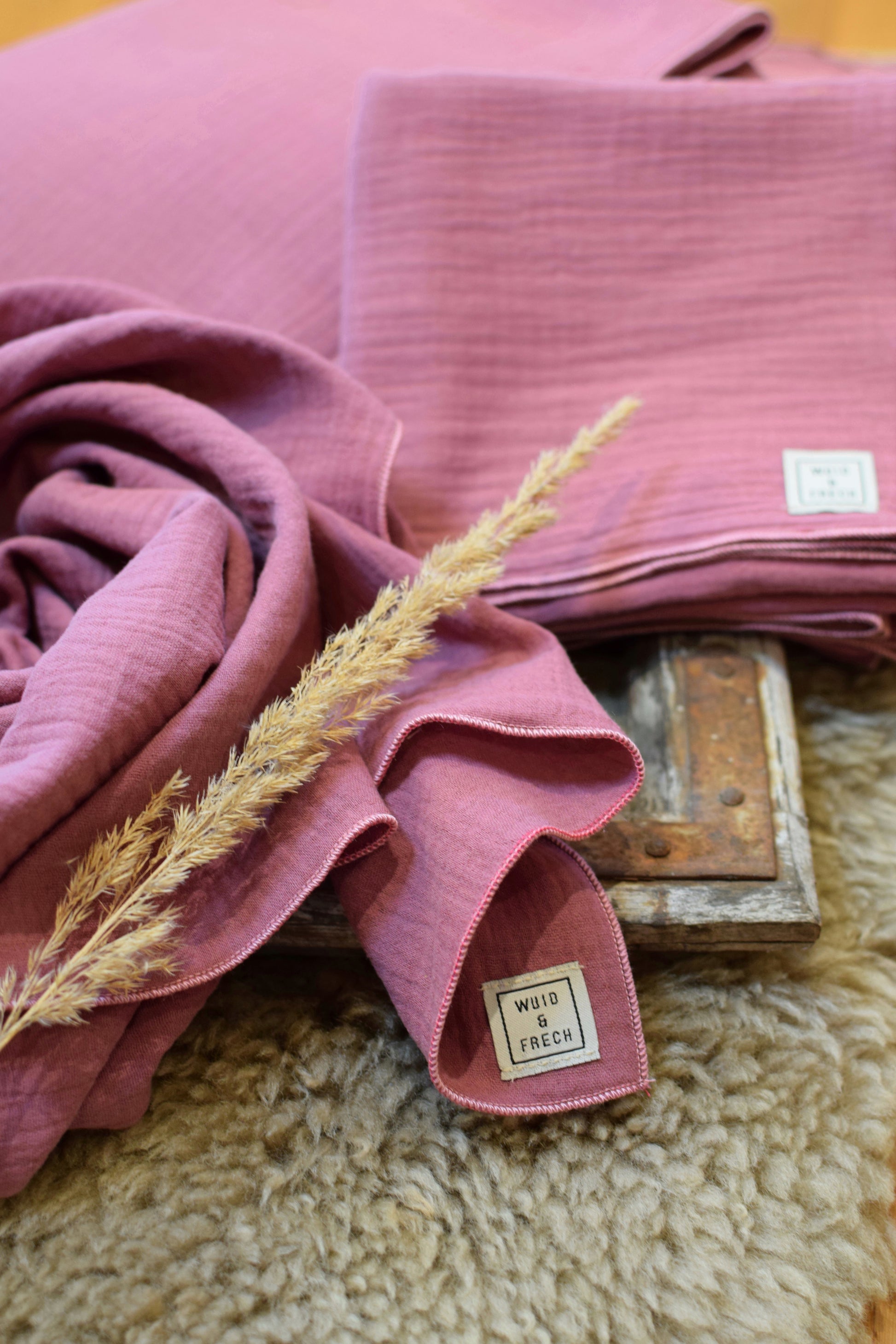 Musselin Tuch rosa am Boden