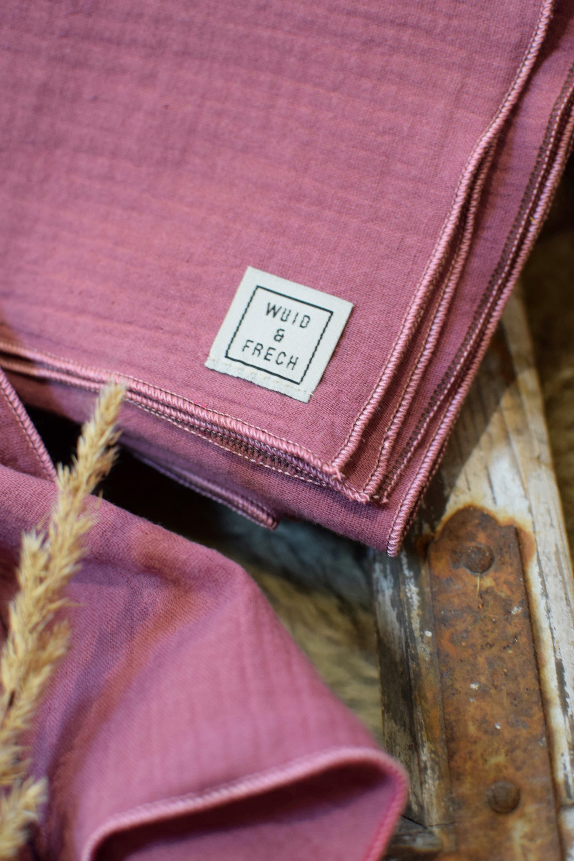 Musselin Tuch rosa am Boden