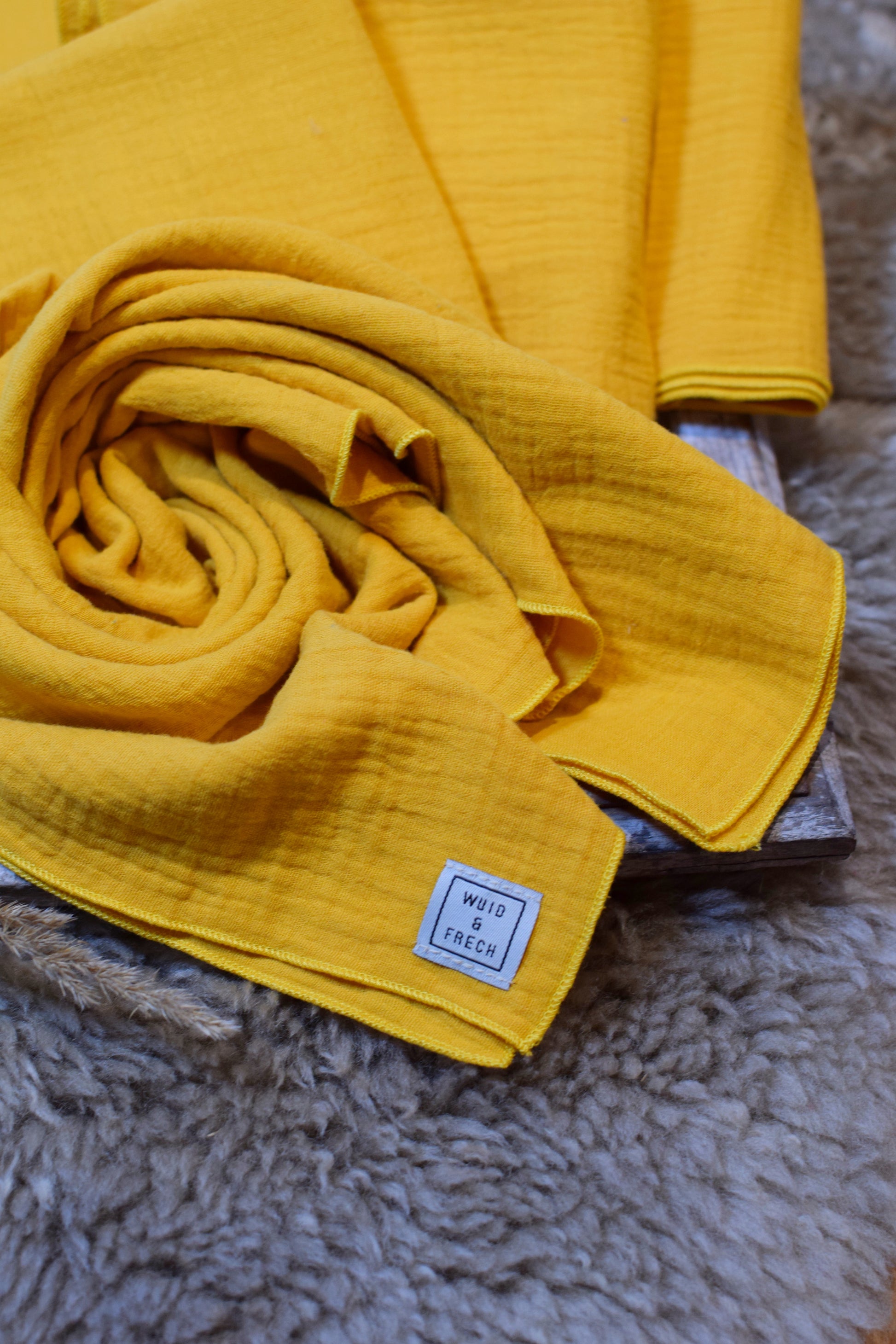 Gelbes Musselintuch am Boden