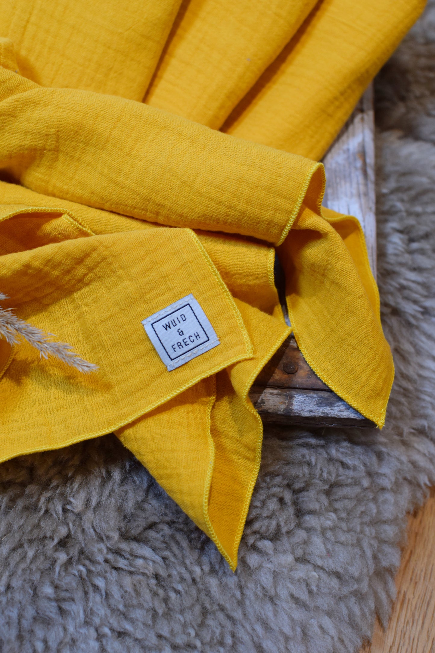 Gelbes Musselin Tuch am Boden 