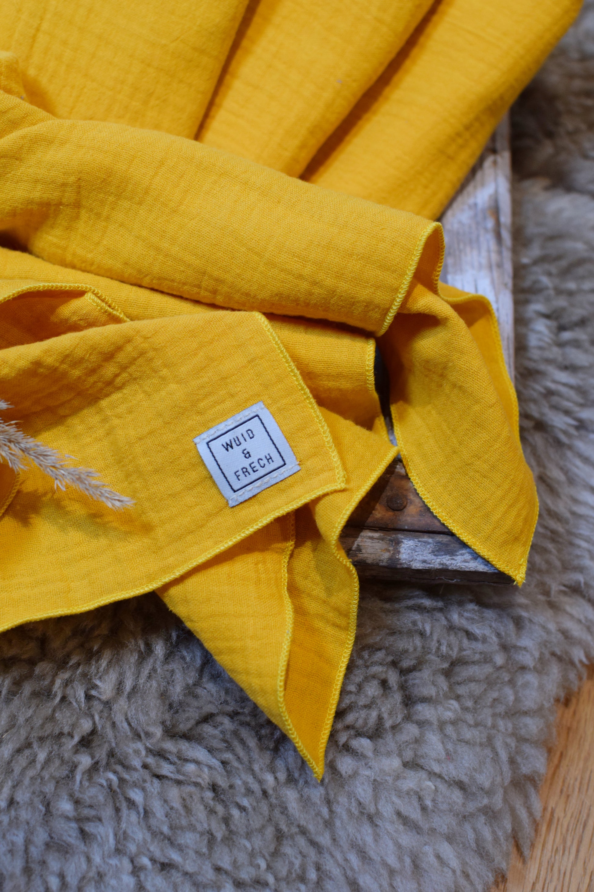 Gelbes Musselin Tuch am Boden 